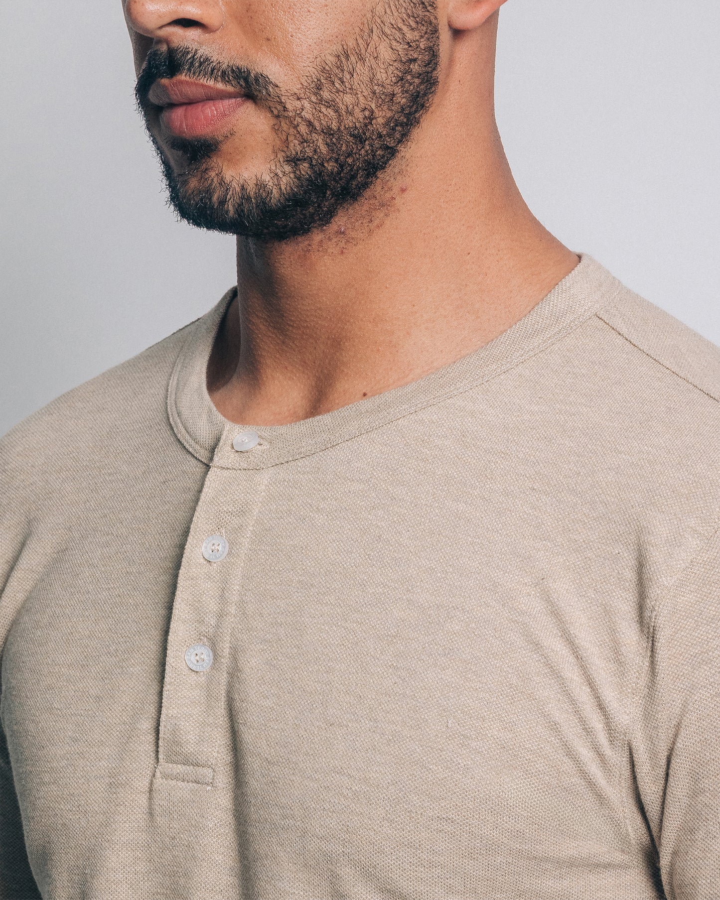 Camiseta henley - beige