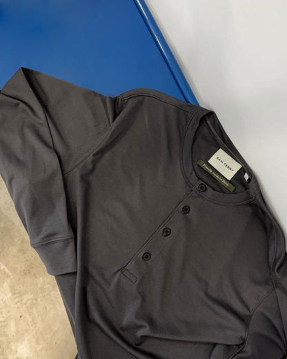 Camiseta henley de pima — gris grafito