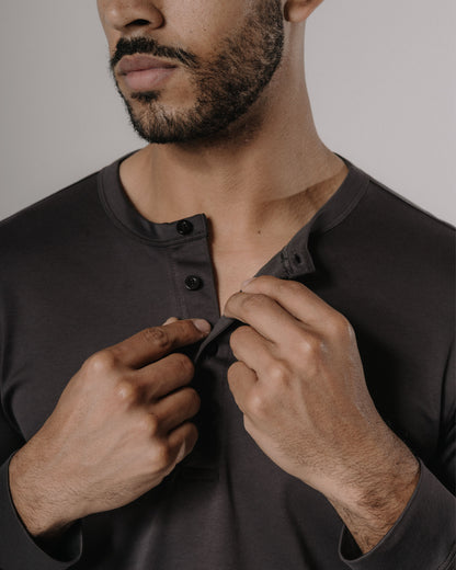 Camiseta henley de pima — gris grafito
