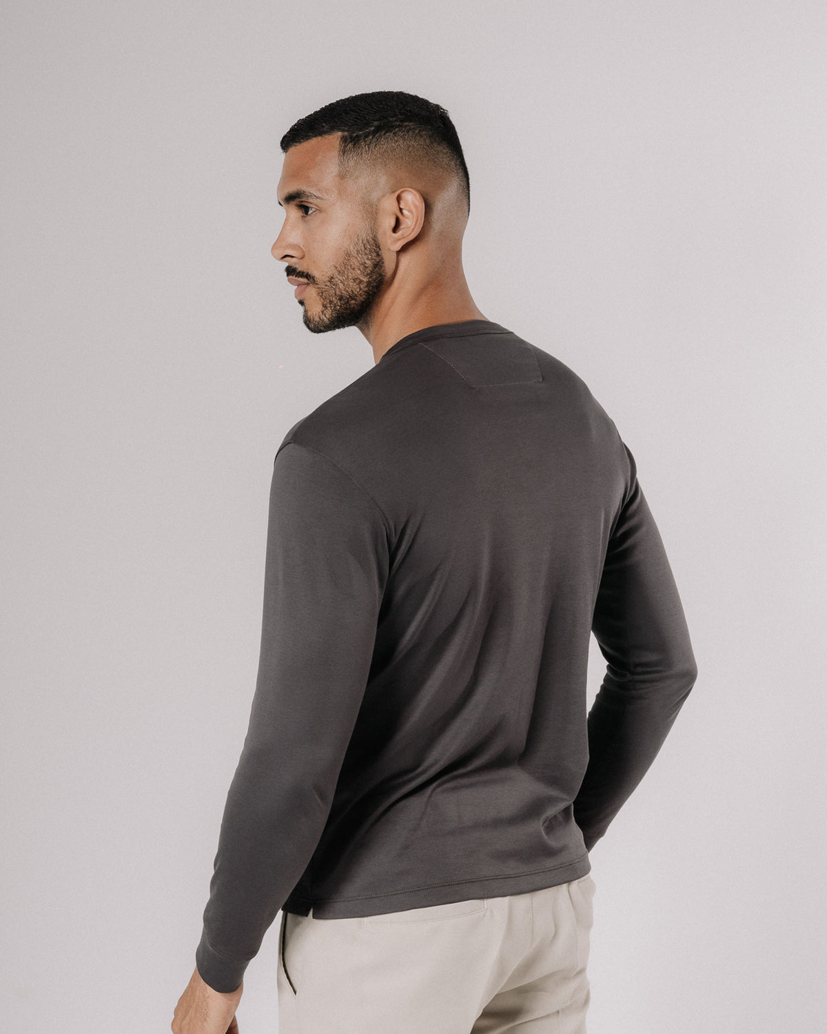 Camiseta henley de pima — gris grafito