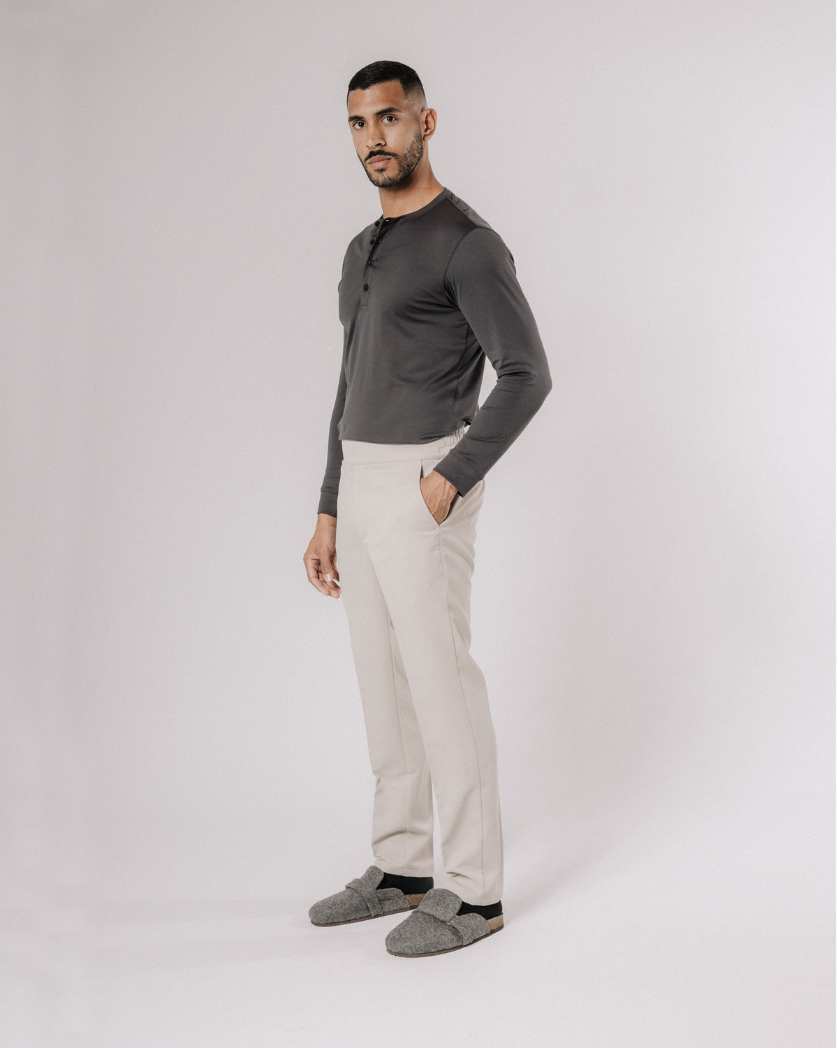 Camiseta henley de pima — gris grafito