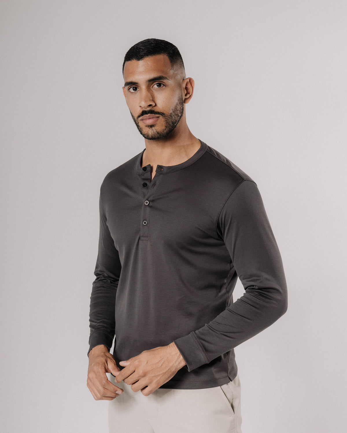 Camiseta henley de pima — gris grafito